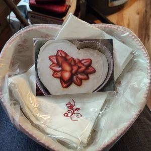 Temp-tatiins Floral Lace Romance 2qt Bowl with Napkin